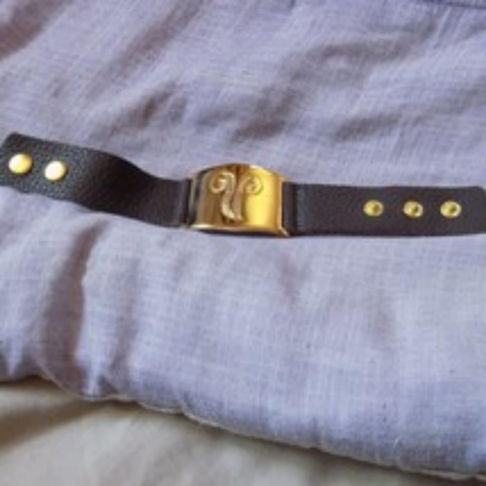 Preowned Lisa Steward Letter V bracelet